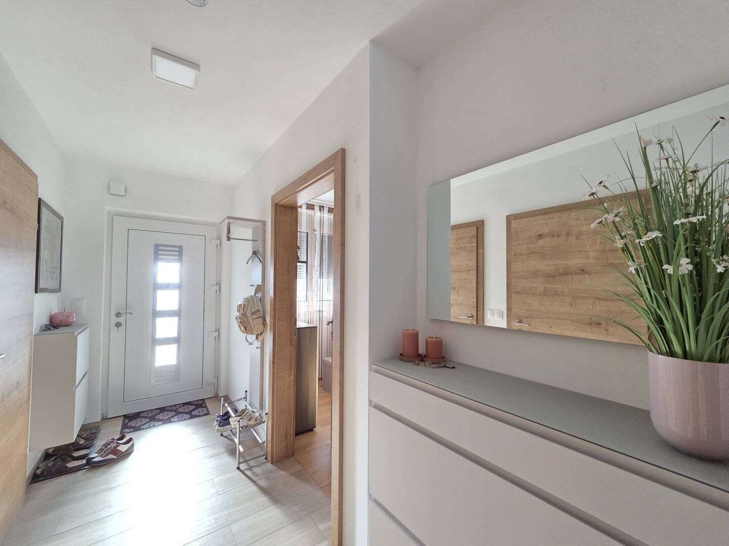 Geniale, äußerst saubere EG Wohnung mit Ostterrasse samt Eigengrund in absoluter Ruhelage mit Carport und Parkplatz im Wohnungseigentum !