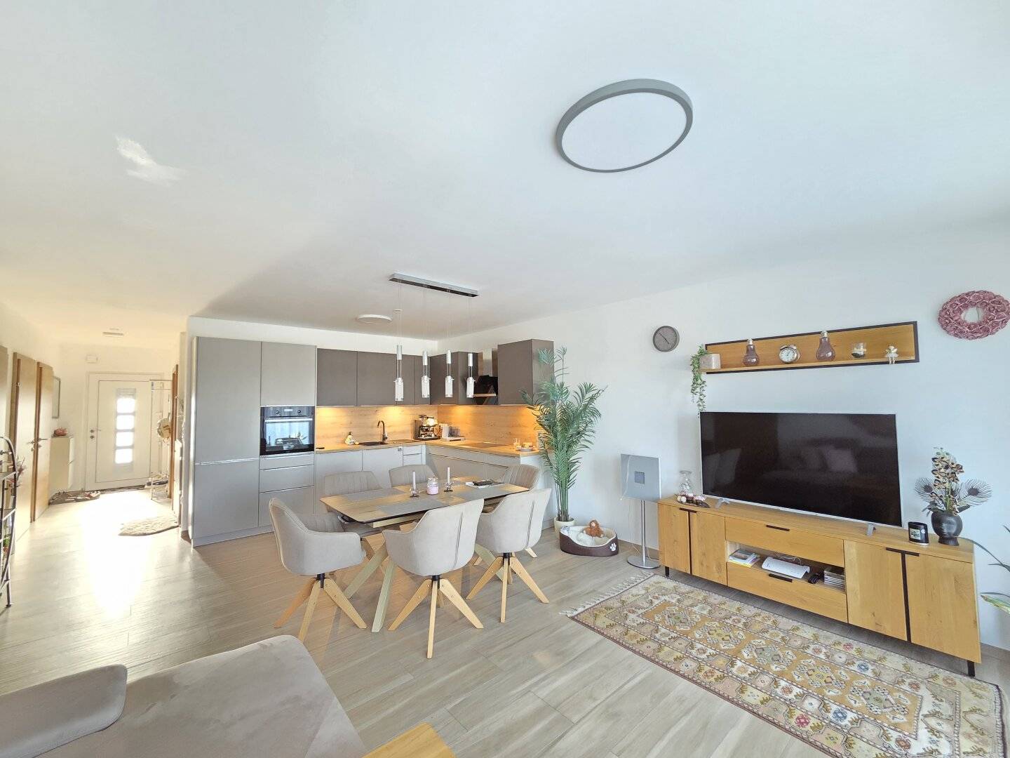 Geniale, äußerst saubere EG Wohnung mit Ostterrasse samt Eigengrund in absoluter Ruhelage mit Carport und Parkplatz im Wohnungseigentum !