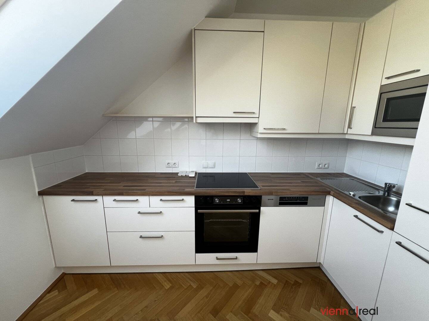 Pretty 2-room attic apartment with large living area, balcony and roof terrace