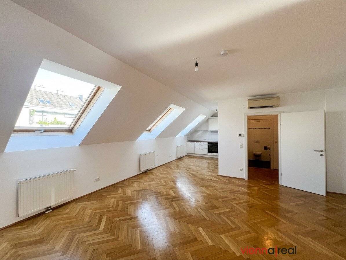 Pretty 2-room attic apartment with large living area, balcony and roof terrace