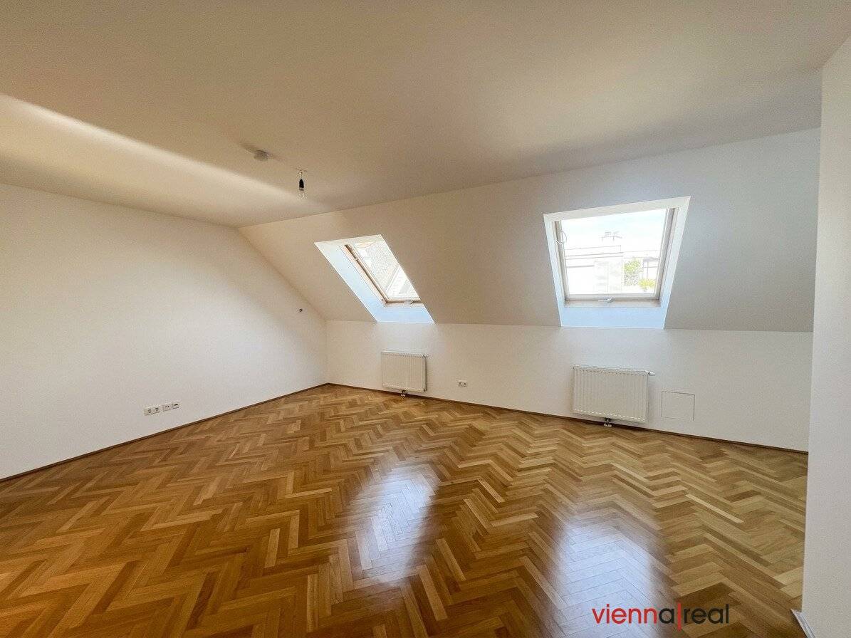 Pretty 2-room attic apartment with large living area, balcony and roof terrace