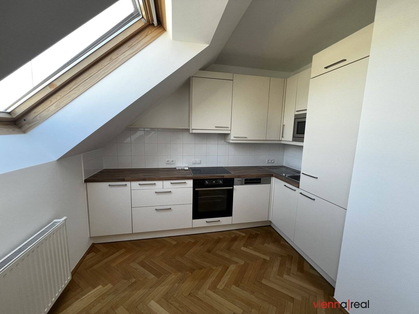 Pretty 2-room attic apartment with large living area, balcony and roof terrace
