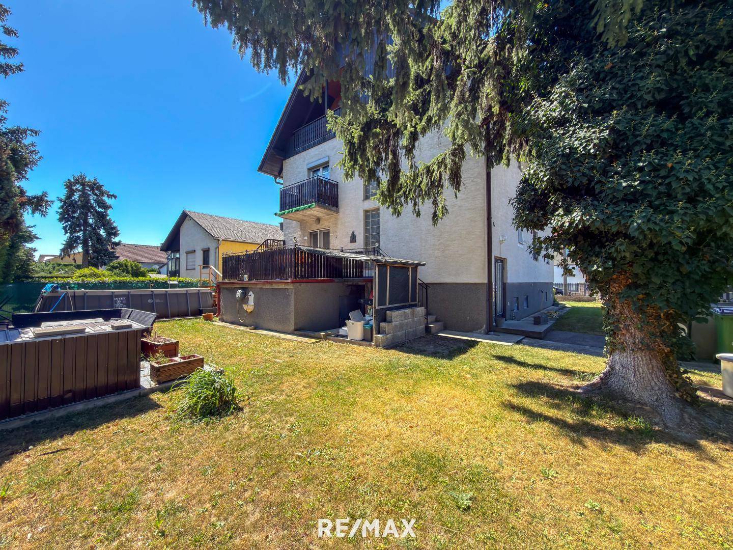 Quiet family apartment with pool and garden