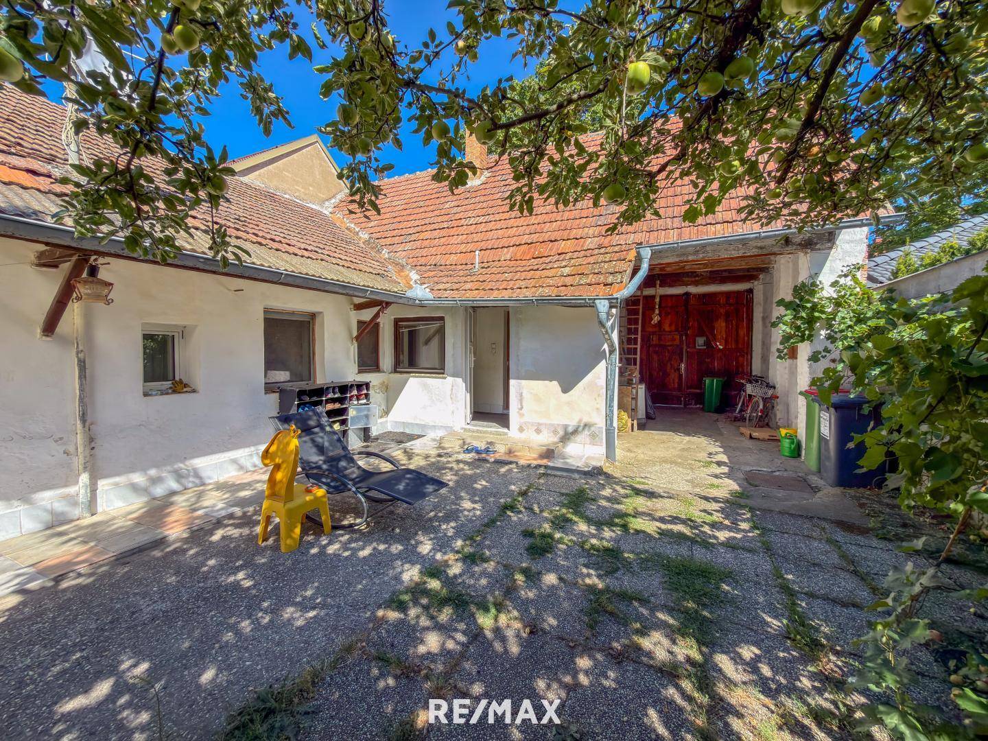 Sanierungsbedürftige familienwohnung mit großem Garten und Nebengebäuden