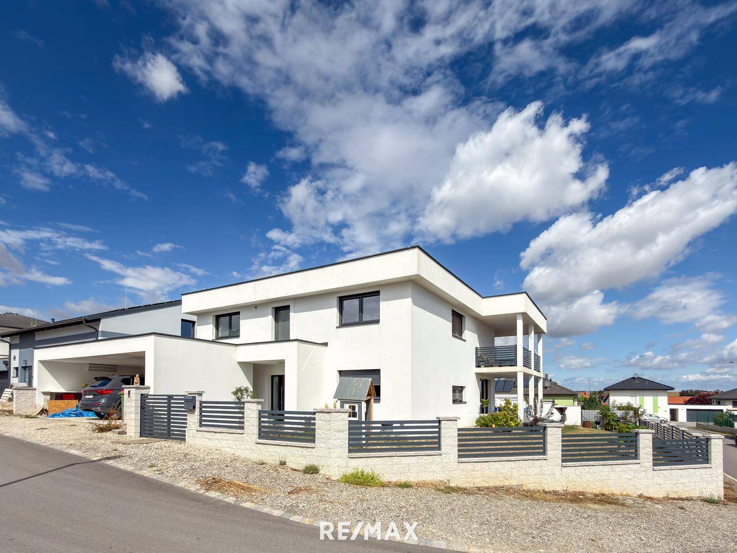 Family apartment with separate guest house and energy efficient
