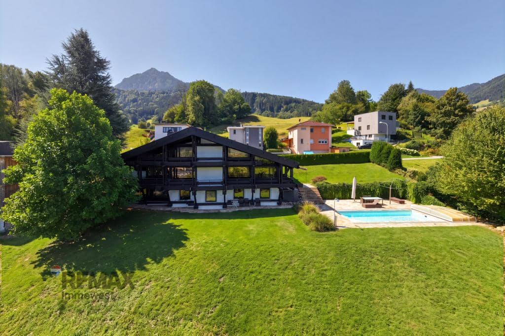 Saniert mit Pool und Weitblick Familienwohnung