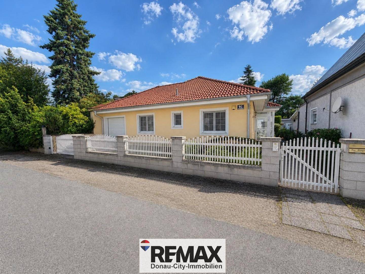 Quiet ground floor apartment with large garden
