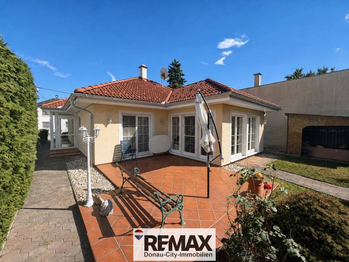 Quiet ground floor apartment with large garden