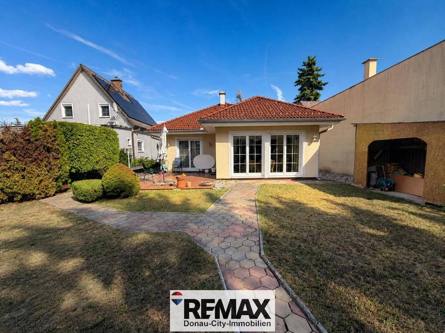 Quiet ground floor apartment with large garden