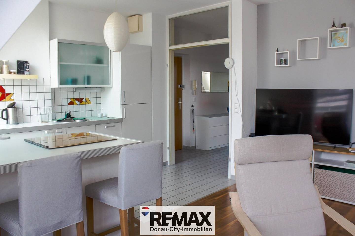 Bright Wohnung with loggia and distant view