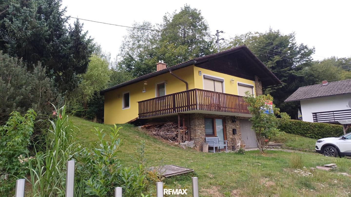 House / Holiday Home in Kasten with view of the Danube