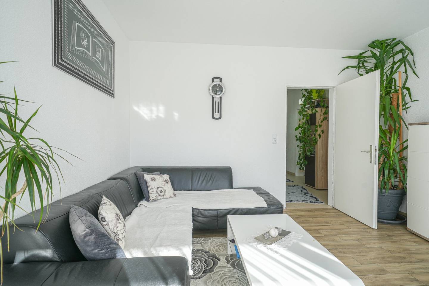 YOUR new home. Spacious 5.5-room apartment with south-facing loggia