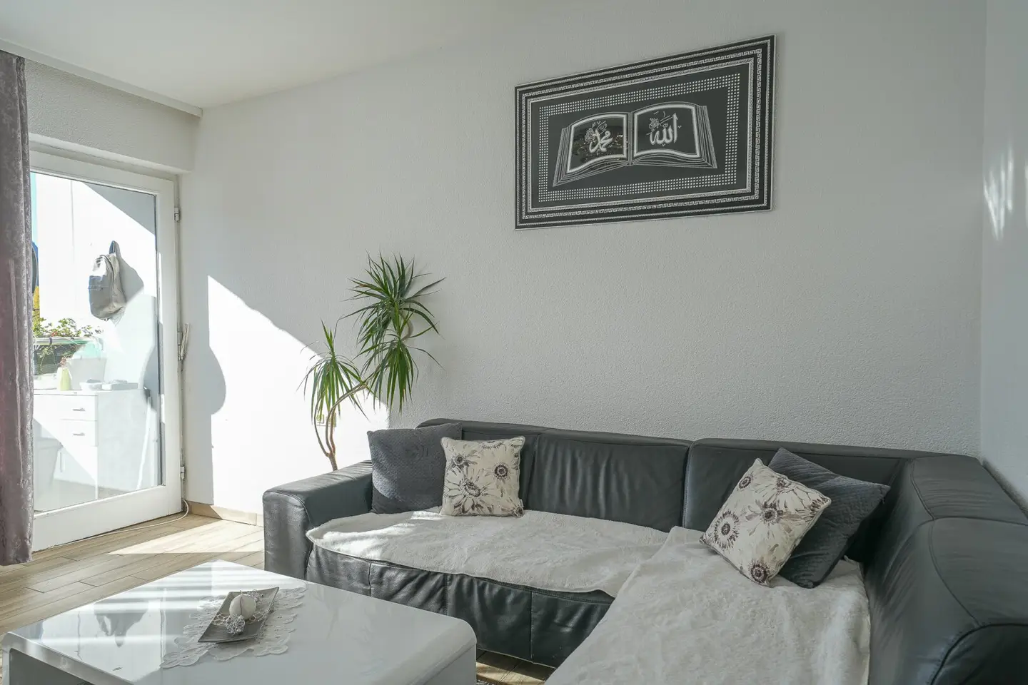 YOUR new home. Spacious 5.5-room apartment with south-facing loggia