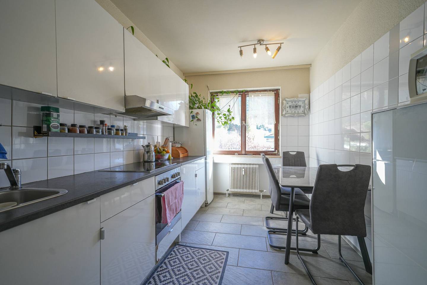YOUR new home. Spacious 5.5-room apartment with south-facing loggia