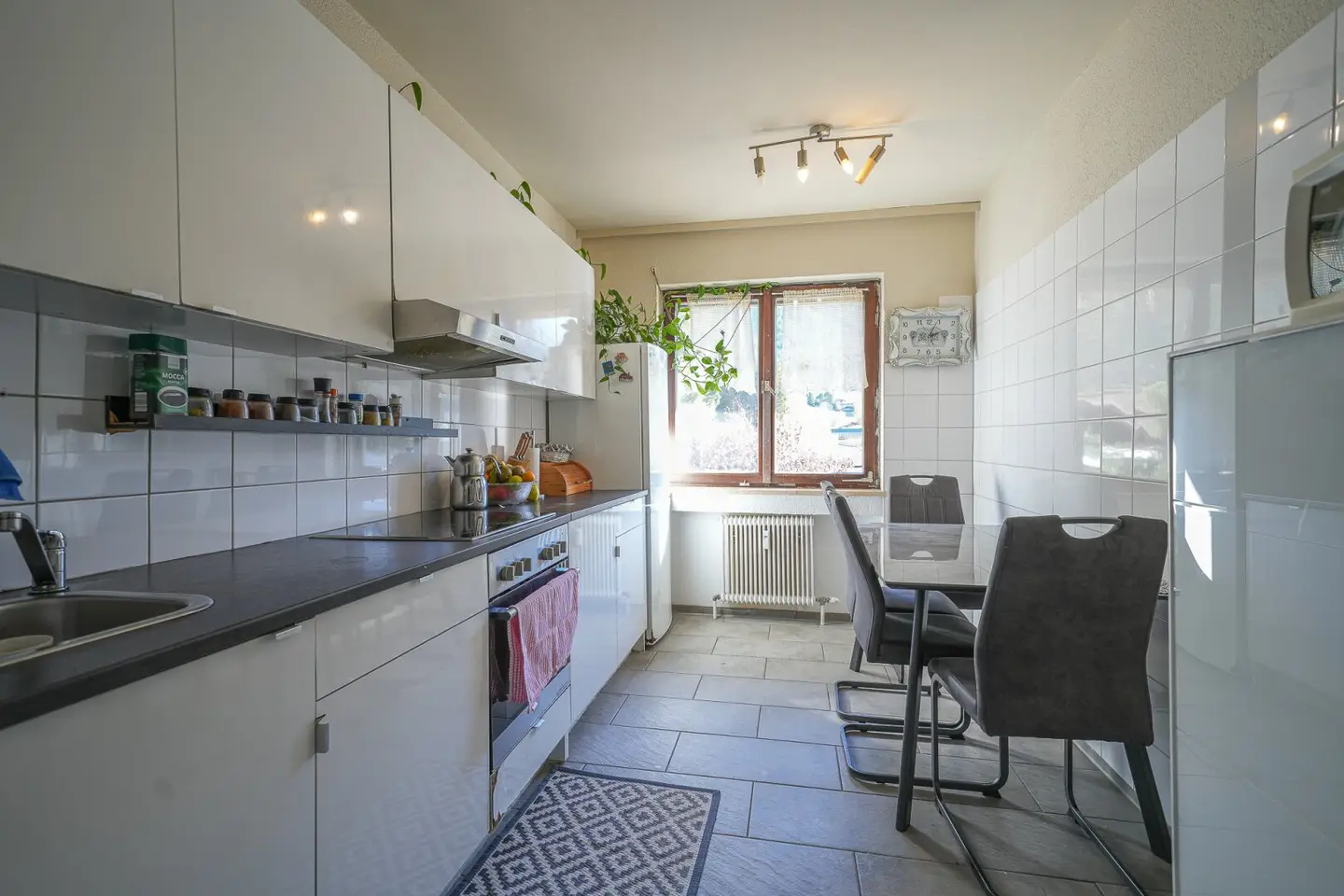 YOUR new home. Spacious 5.5-room apartment with south-facing loggia