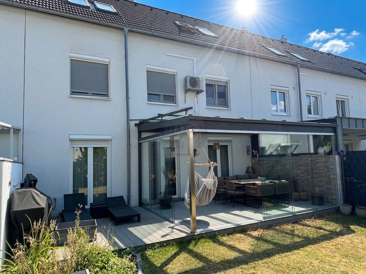 Modern family mid-terrace house in Wels, 6 rooms, terrace, garage, top fittings!