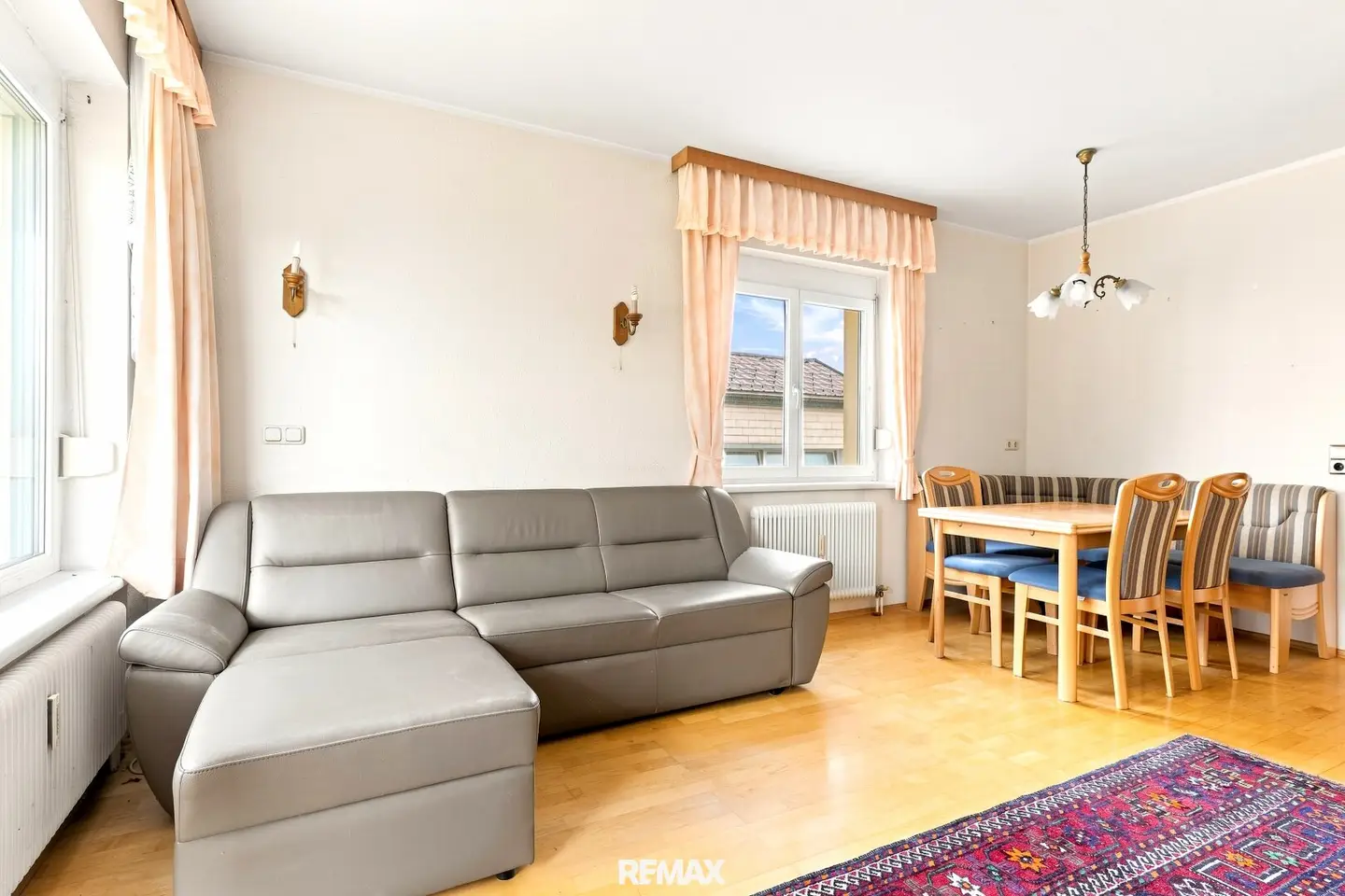 Apartment with potential in central location – ideal starter apartment with balcony and view of greenery