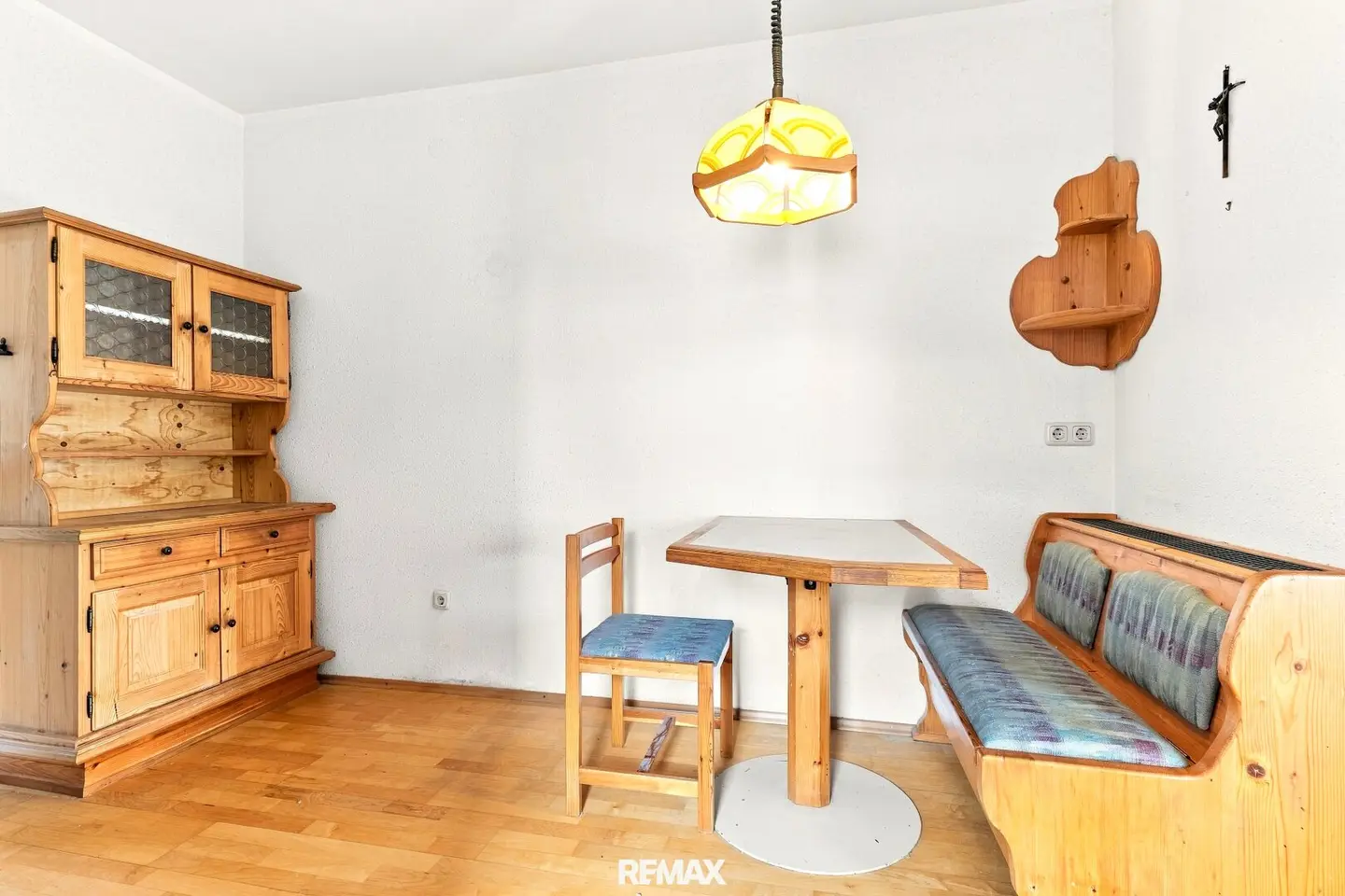 Apartment with potential in central location – ideal starter apartment with balcony and view of greenery