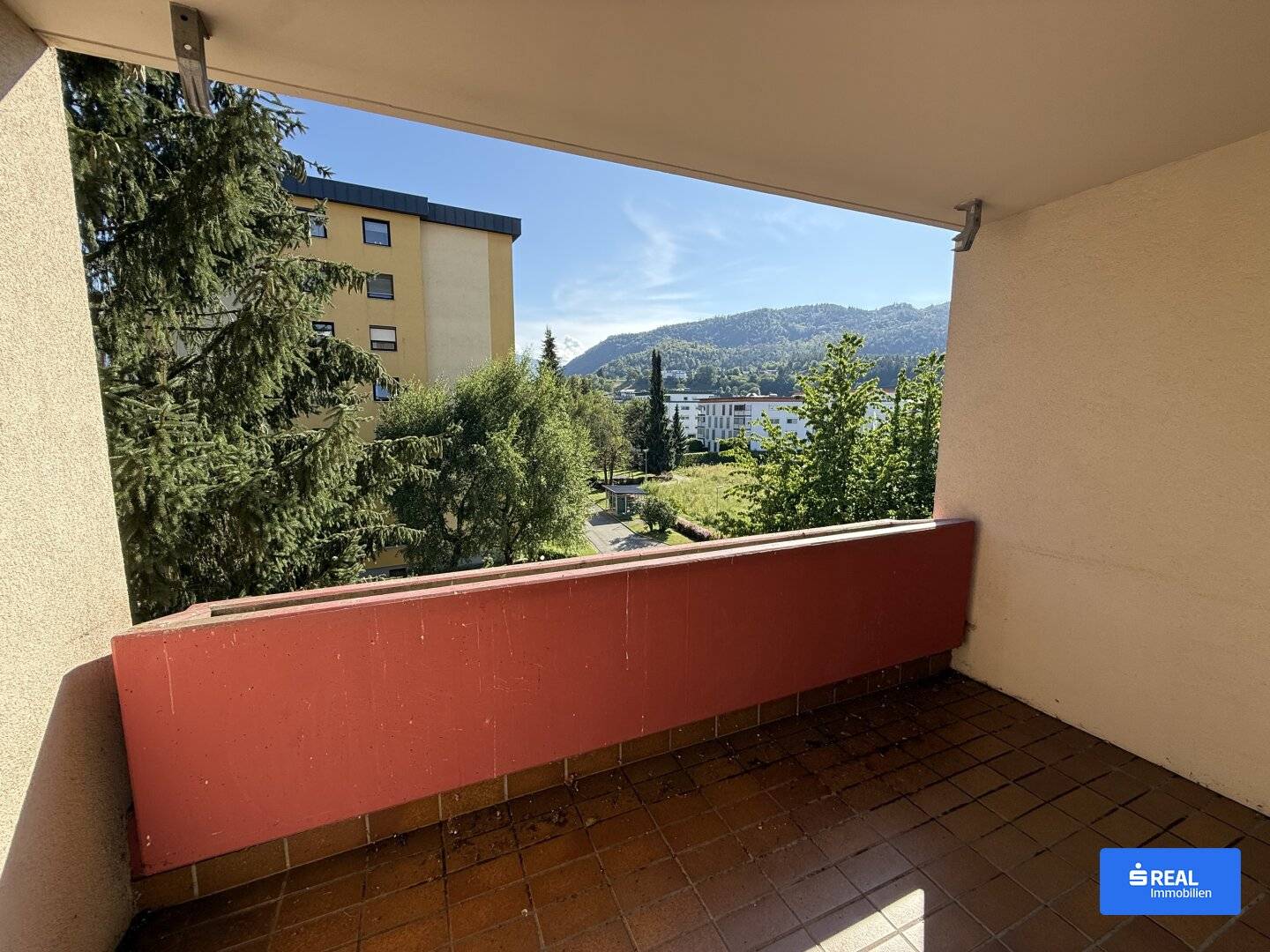 Spacious 2-room apartment with South/West loggia and green view
