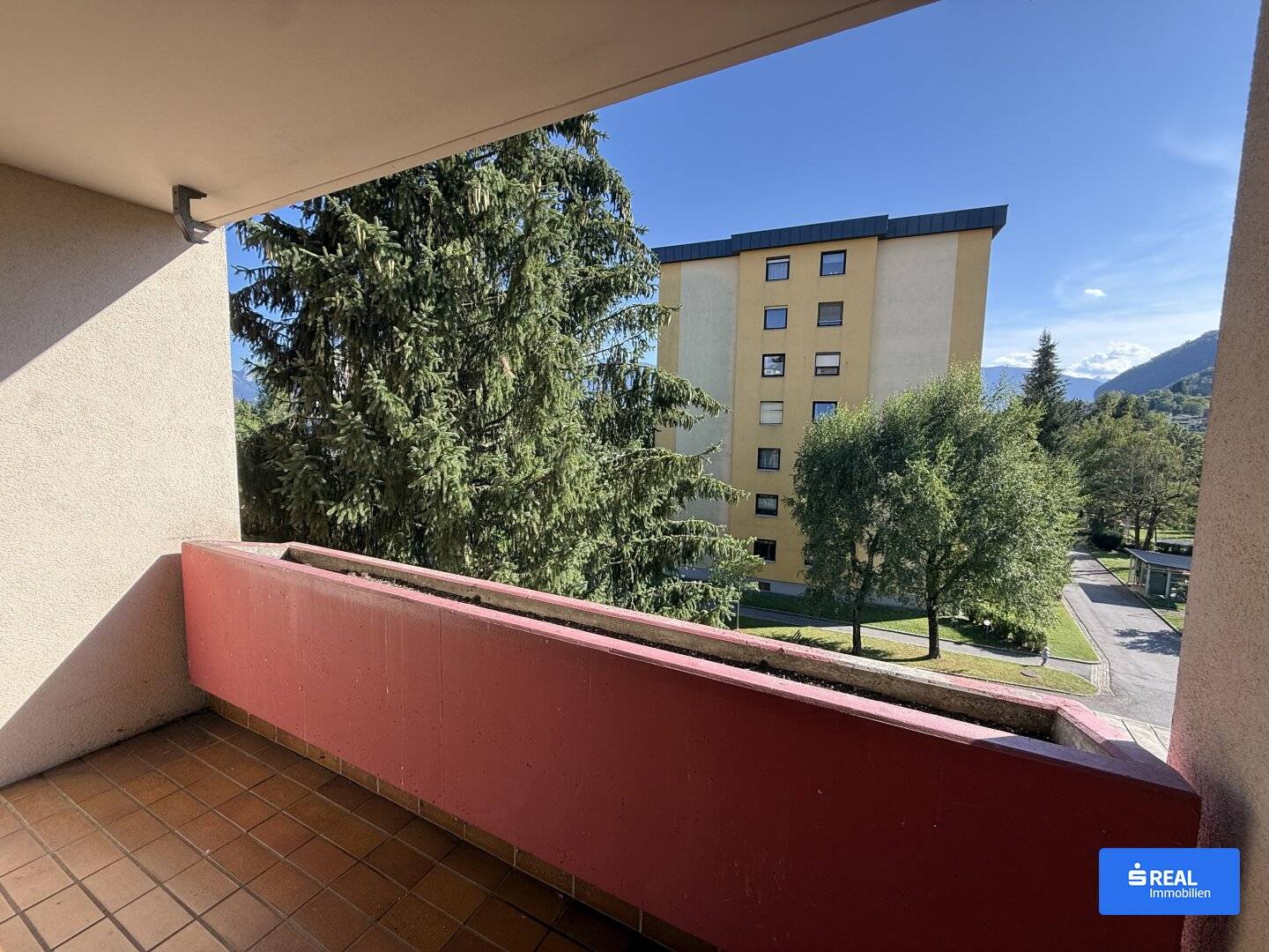 Spacious 2-room apartment with South/West loggia and green view