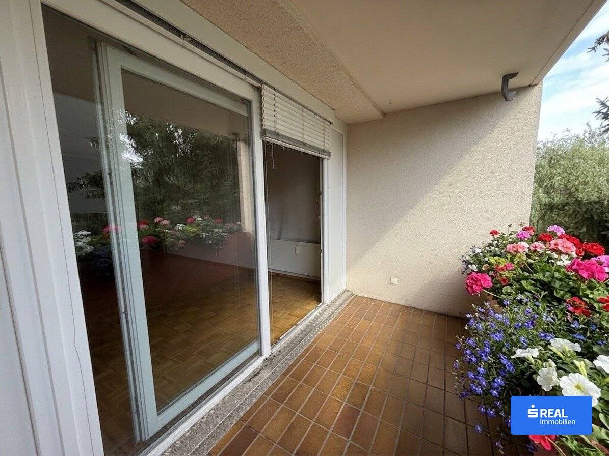 Spacious 2-room apartment with South/West loggia and green view