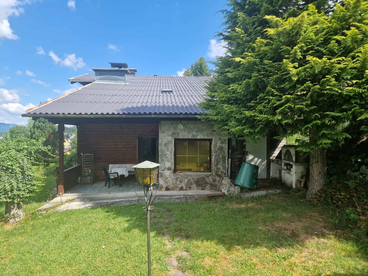 Single or two-family house with large garden and dreamlike view