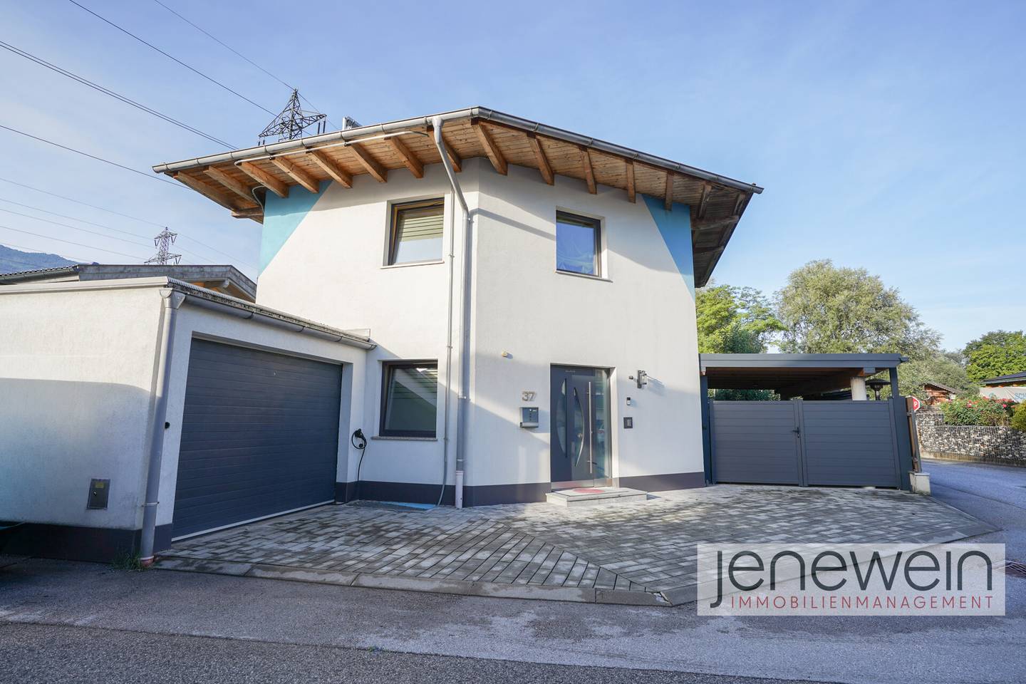 Sunny family apartment with covered pool and garage