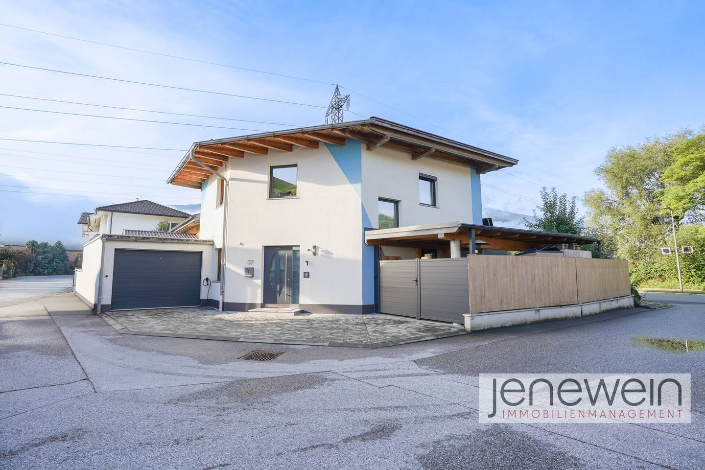 Sunny family apartment with covered pool and garage