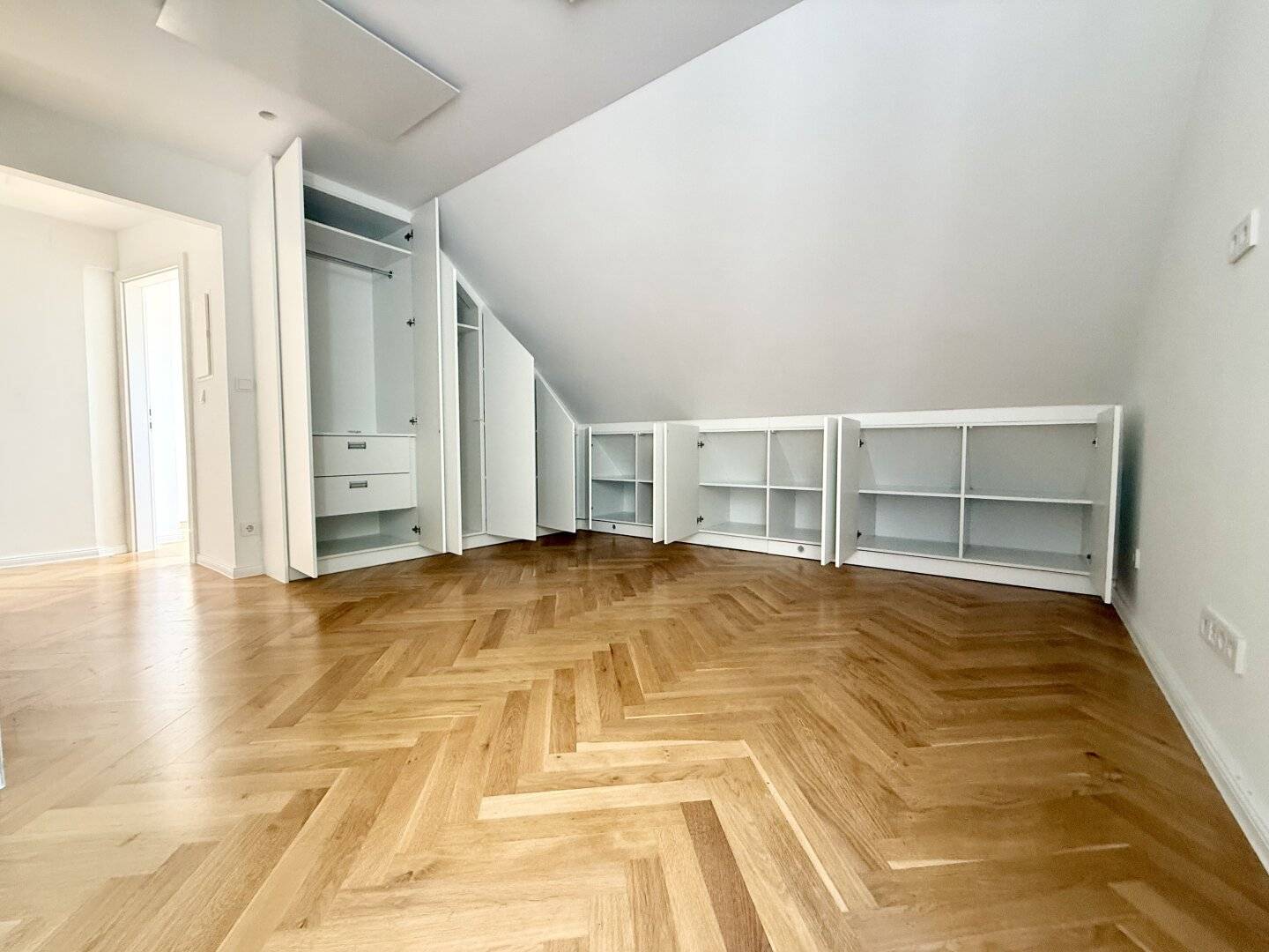 Space miracle - bright 2-room attic apartment in 1130 Vienna