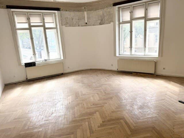 Great opportunity: Period apartment in need of renovation in central location - at top price