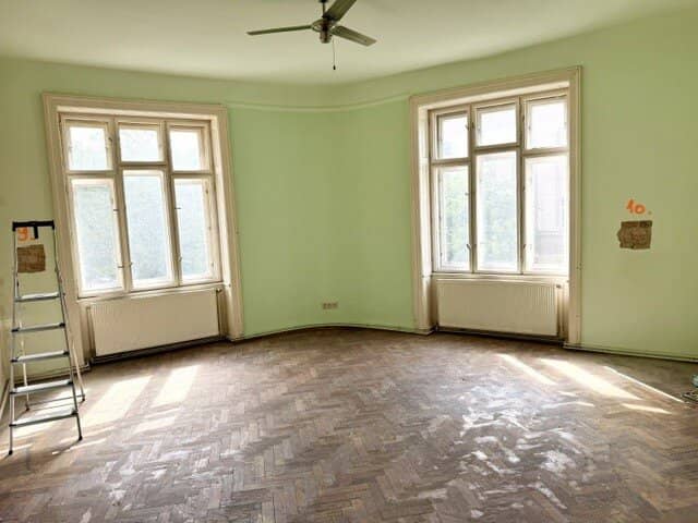 Great opportunity: Period apartment in need of renovation in central location - at top price