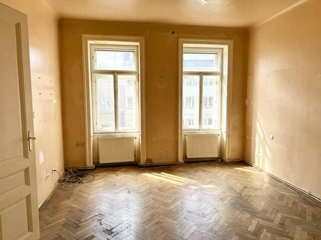 Great opportunity: Period apartment in need of renovation in central location - at top price