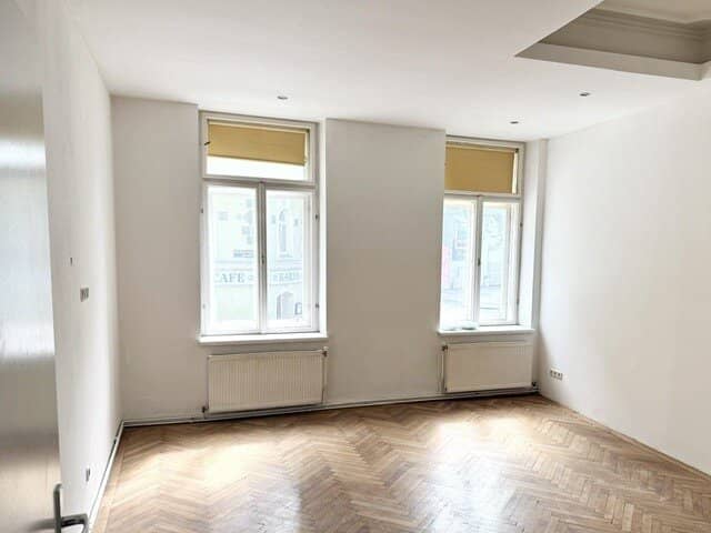 Great opportunity: Period apartment in need of renovation in central location - at top price