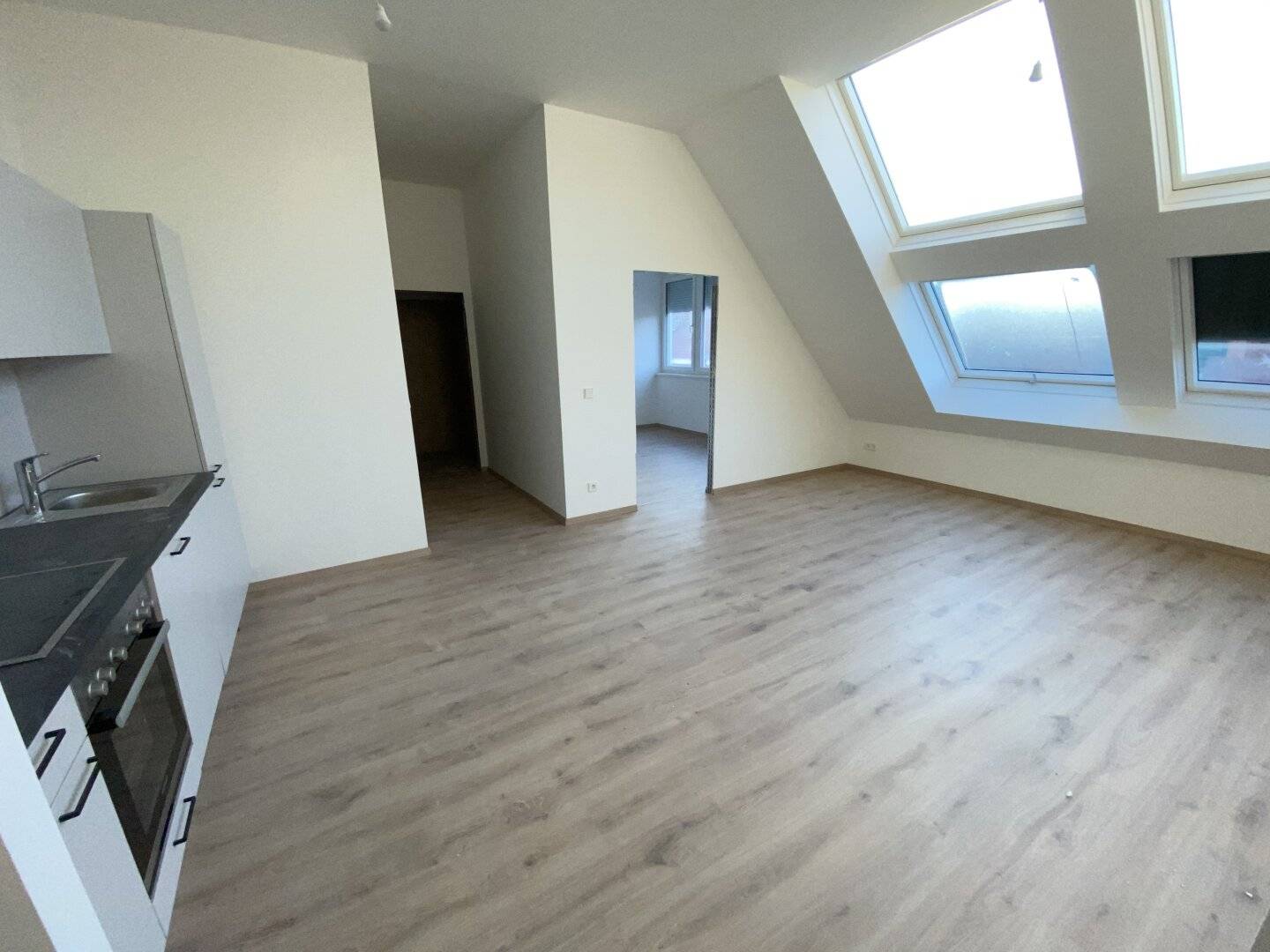 Like-new 2-room apartment with underfloor heating and fitted kitchen in 1150 Wien, 1st attic floor, 50.9 m²