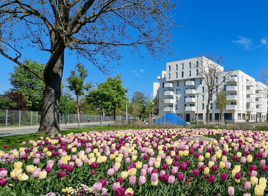 Apartment in green setting near botanical gardens with balcony
