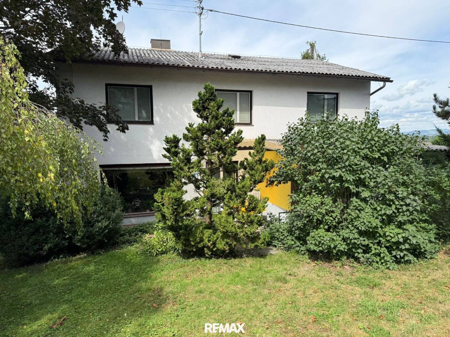 Spacious house with beautiful tree garden in Straßham/Alkoven