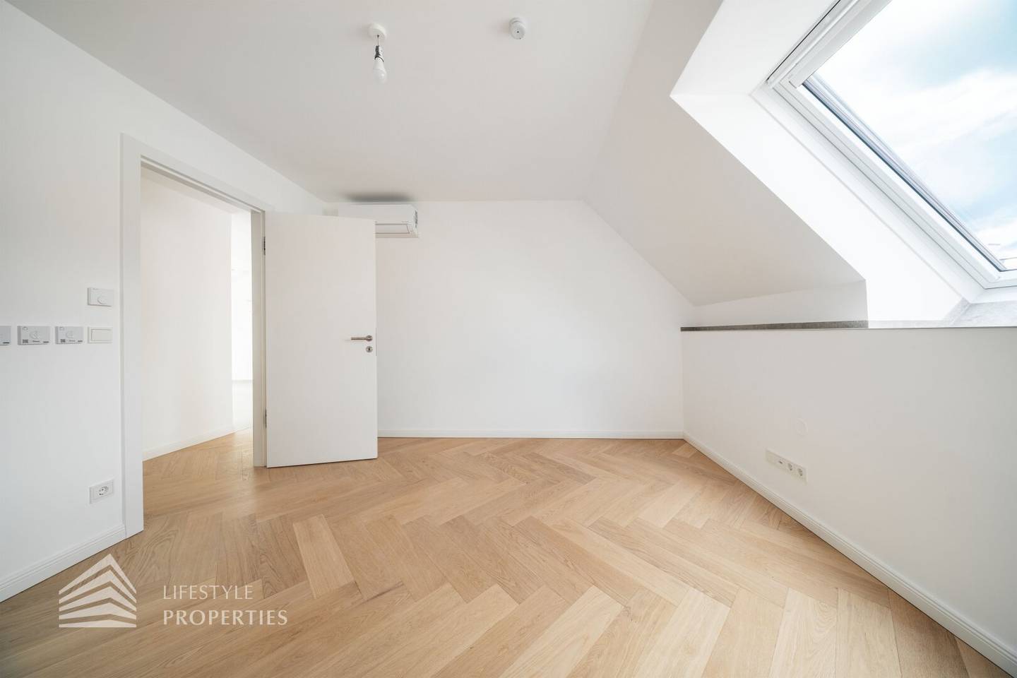 Erstbezug! Elegante 3-Zimmer Dachgeschosswohnung mit Balkon