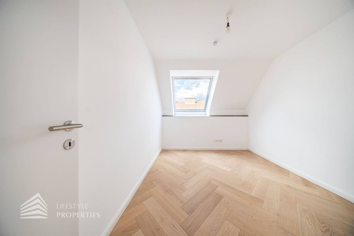 Erstbezug! Elegante 3-Zimmer Dachgeschosswohnung mit Balkon