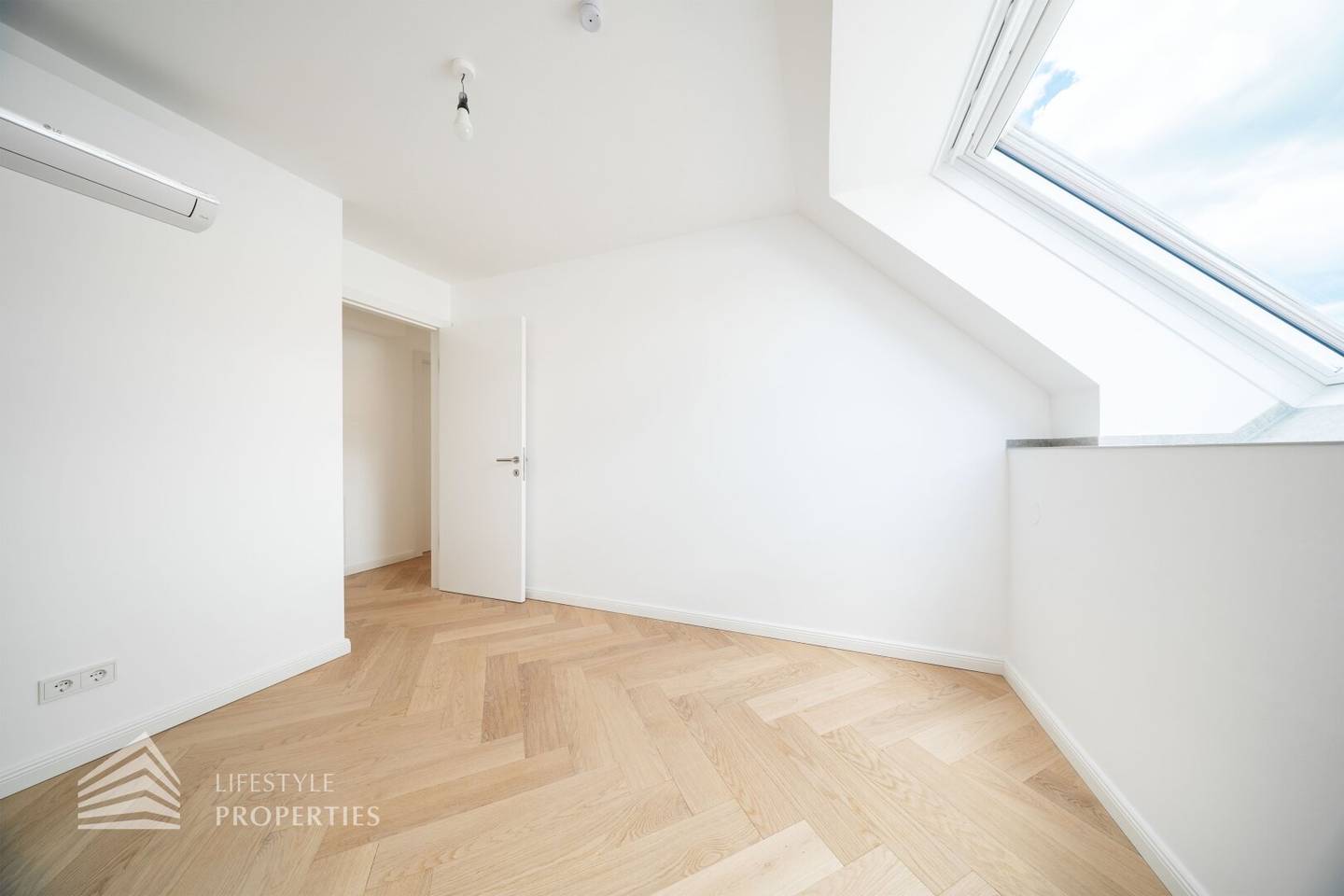 Erstbezug! Elegante 3-Zimmer Dachgeschosswohnung mit Balkon