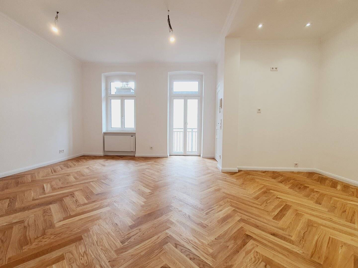 ERSTBEZUG - Wunderschön sanierte Altbauwohnung mit Balkon und Lift