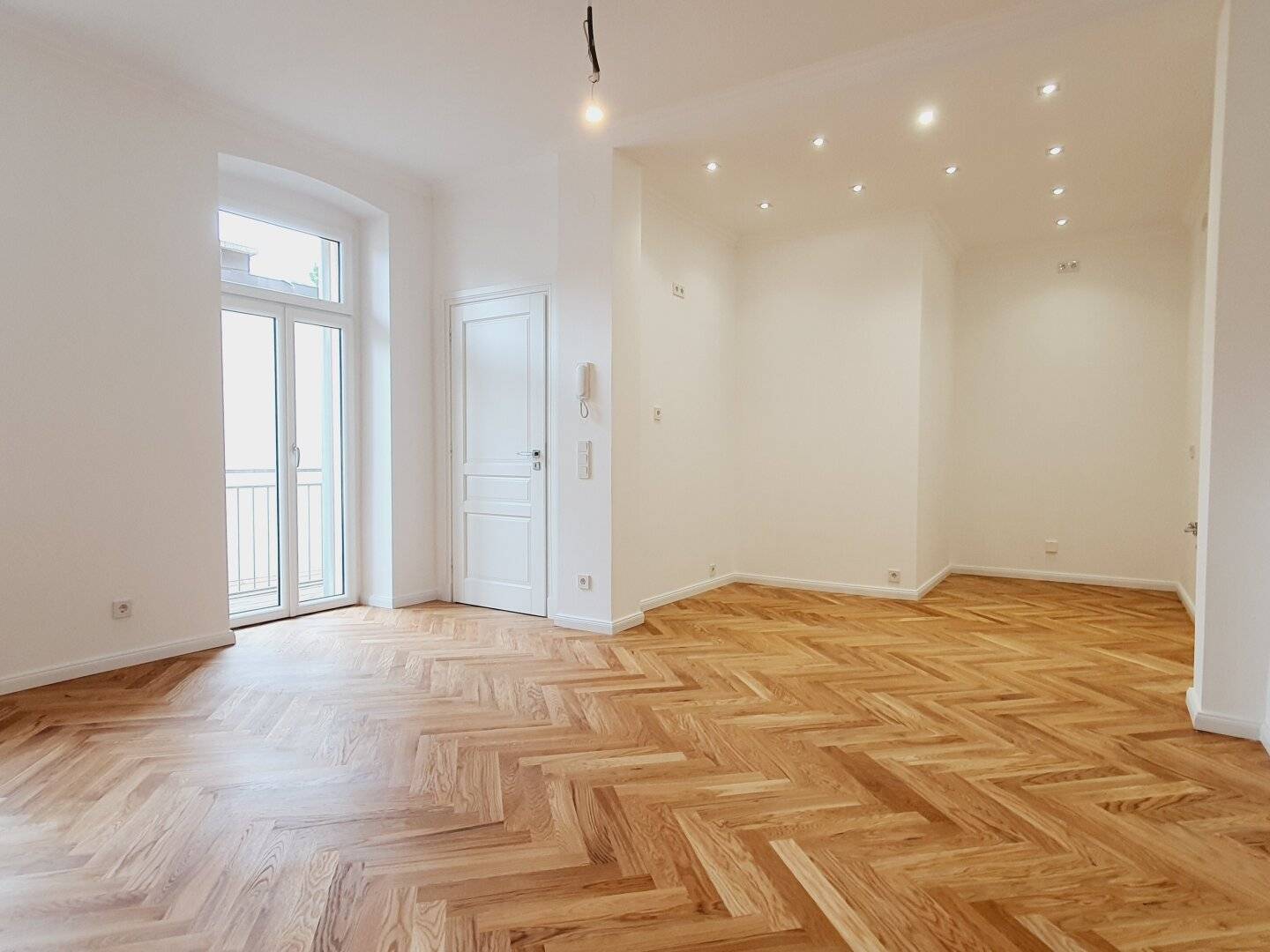 ERSTBEZUG - Wunderschön sanierte Altbauwohnung mit Balkon und Lift