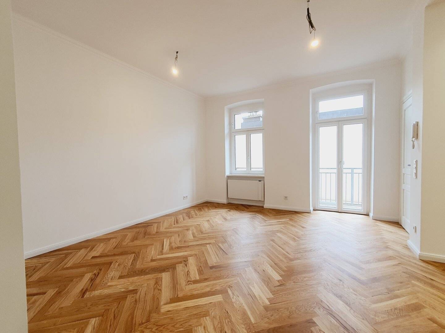 ERSTBEZUG - Wunderschön sanierte Altbauwohnung mit Balkon und Lift