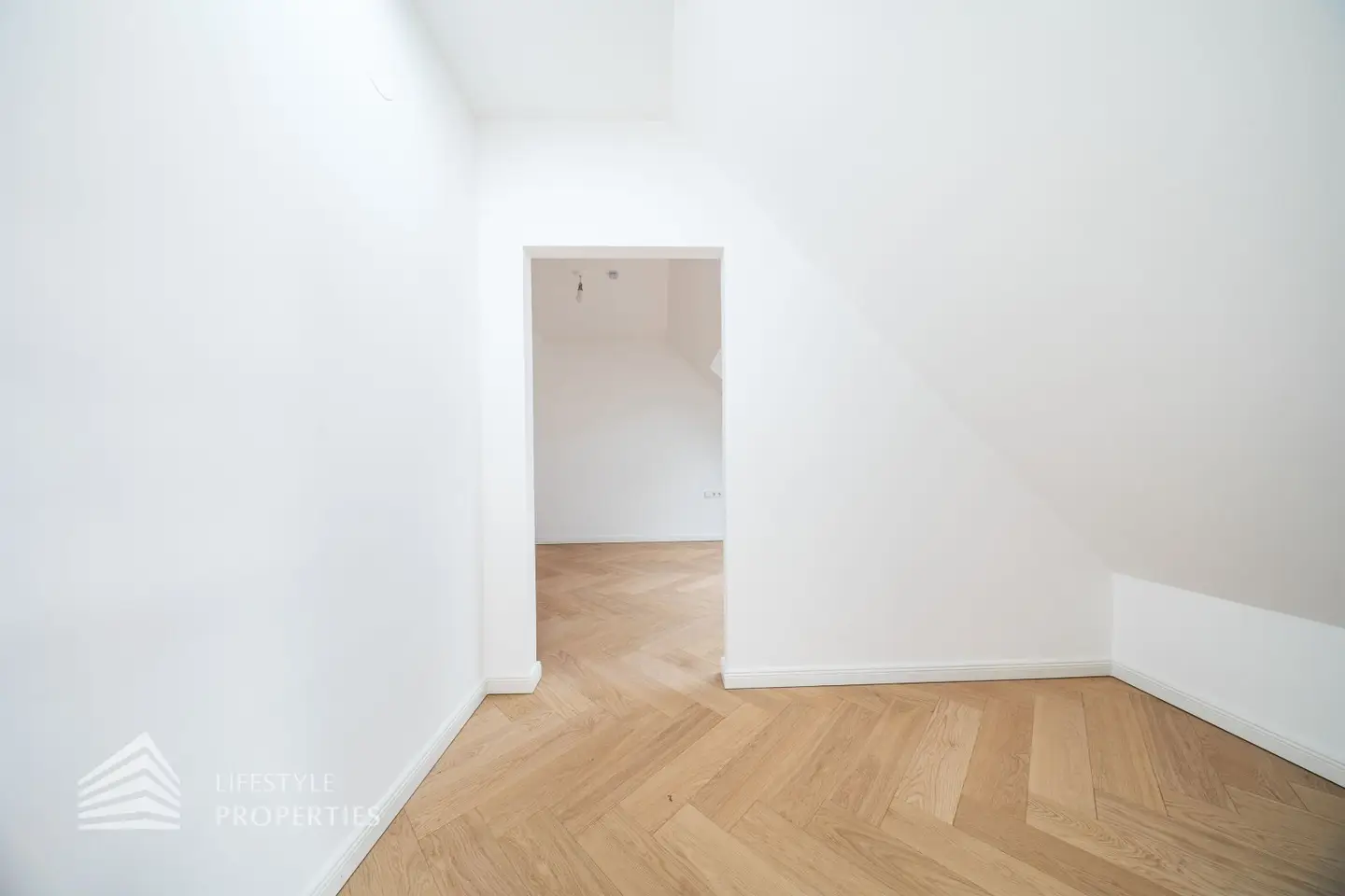 First occupancy! Exclusive 4-room maisonette apartment with spacious terrace
