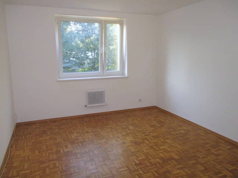 Bright 2-room apartment with fitted kitchen, bathtub, suitable for flatshare