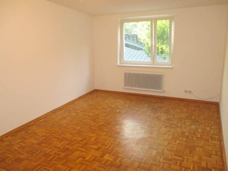 Bright 2-room apartment with fitted kitchen, bathtub, suitable for flatshare