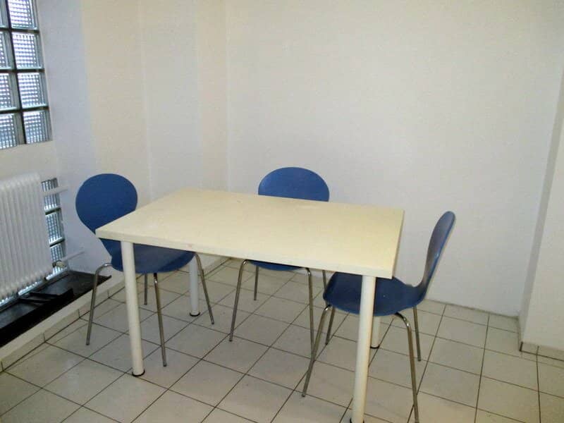 Bright 2-room apartment with fitted kitchen, bathtub, suitable for flatshare
