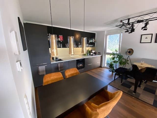Bright and modern Wohnung with large balcony and central location