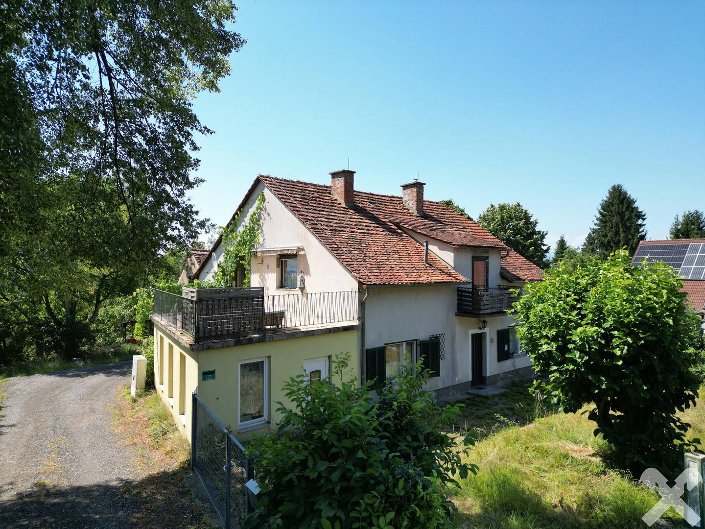 Sanierungsbedürftige Wohnung mit Ausblick und großem Grundstück