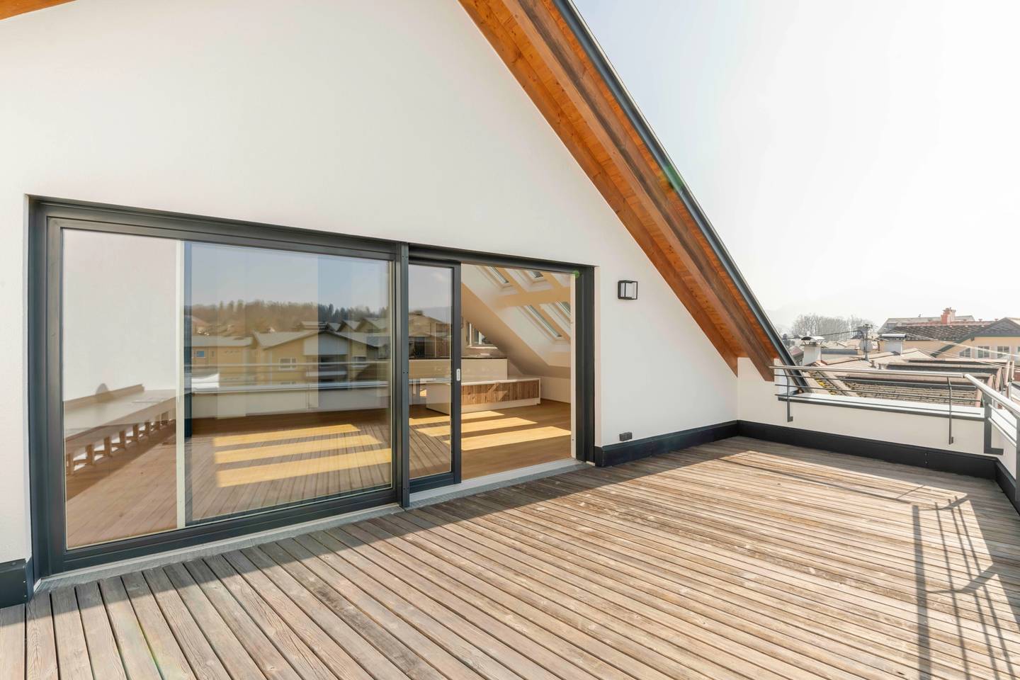Lichtdurchflutetes Penthouse mit großer Terrasse und Bergblick