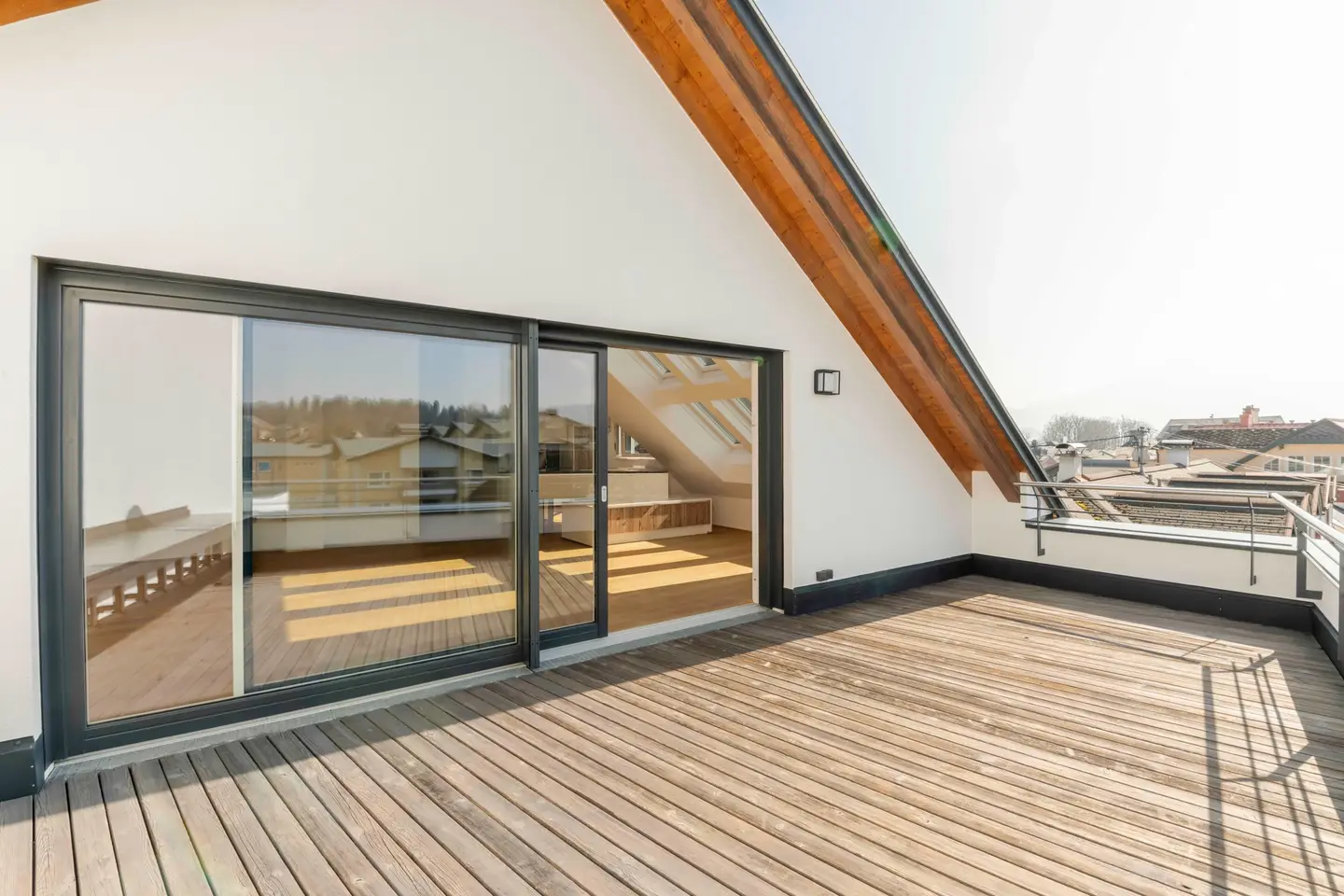 Lichtdurchflutetes Penthouse mit großer Terrasse und Bergblick